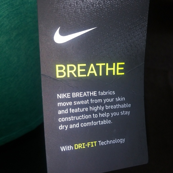 Nike Breath Polyester T-shirt. New size: L - Picture 5 of 5
